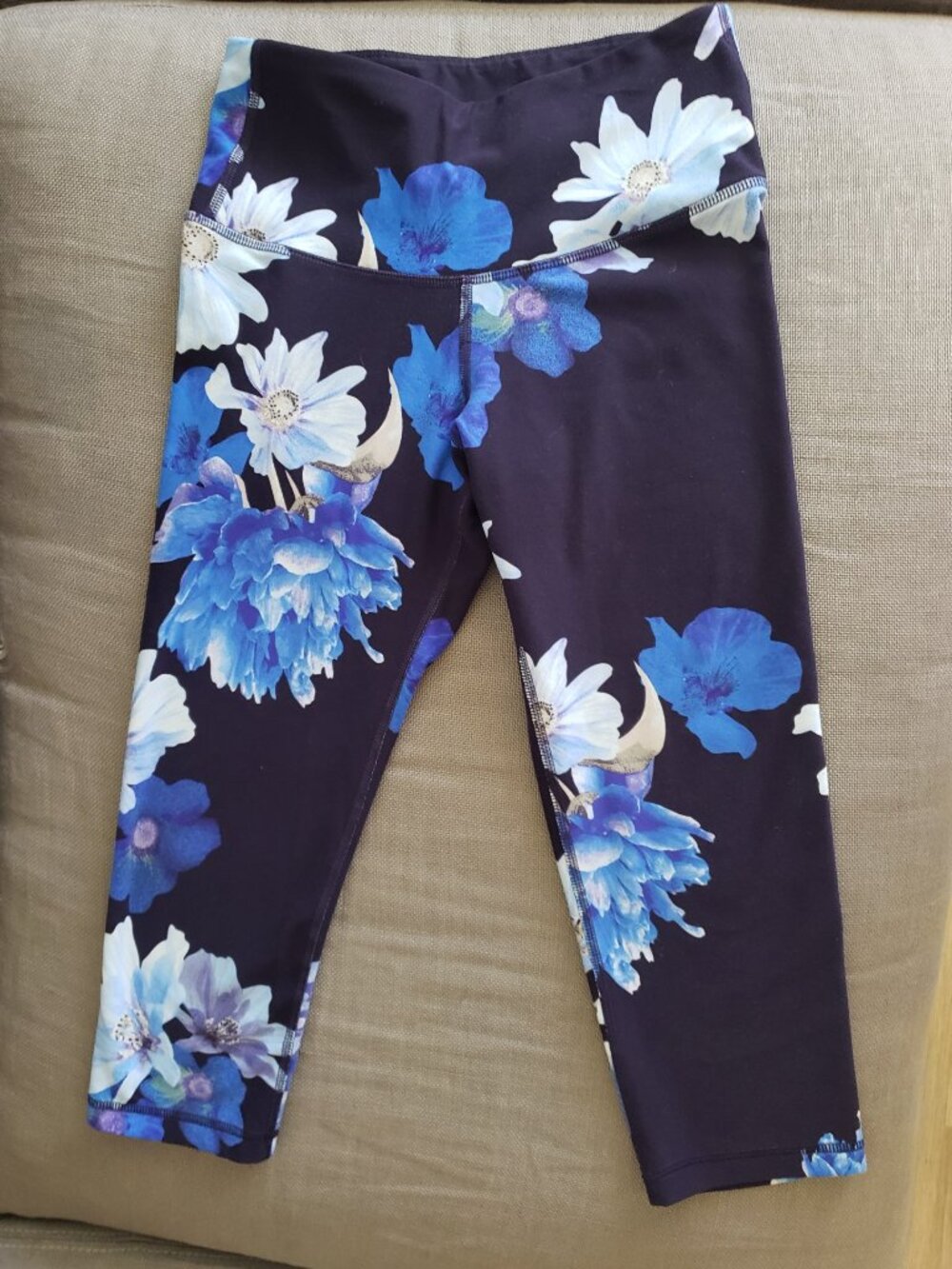 OLD NAVY ACTIVE FLORAL ELEVATE LEGGINS SIZE S